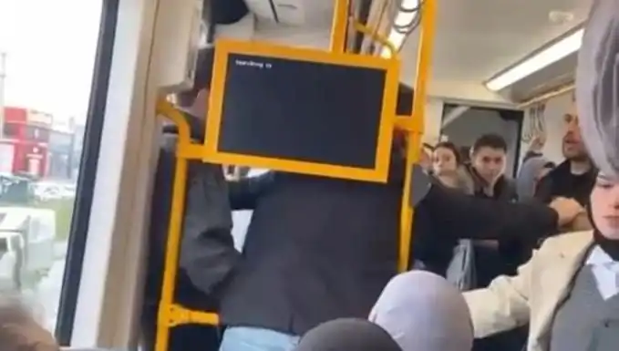Metroda Yaşanan Tekme Tokat Kavga Görenleri Şaşırttı: Ayrıntılar Ortaya Çıktı