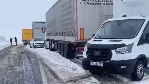 Kars-Ardahan Karayolunda Kar Yağışı: TIR'lar Kara Saplandı