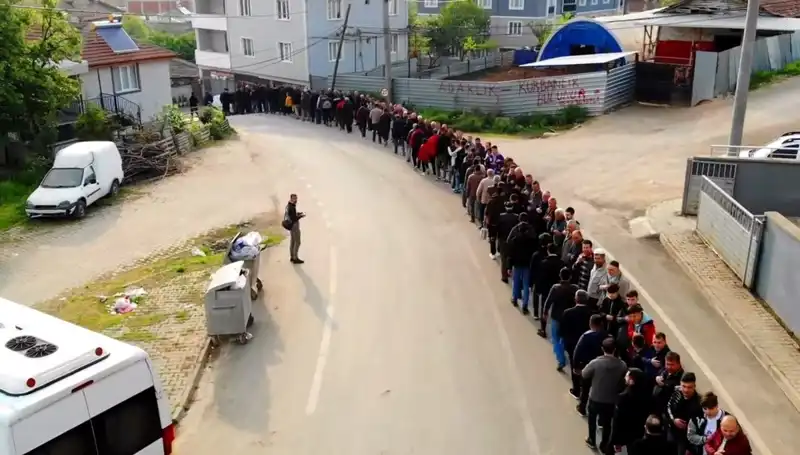 Bursa'daki O Mahallede Bayram Kuyrukları Geleneği Devam Ediyor