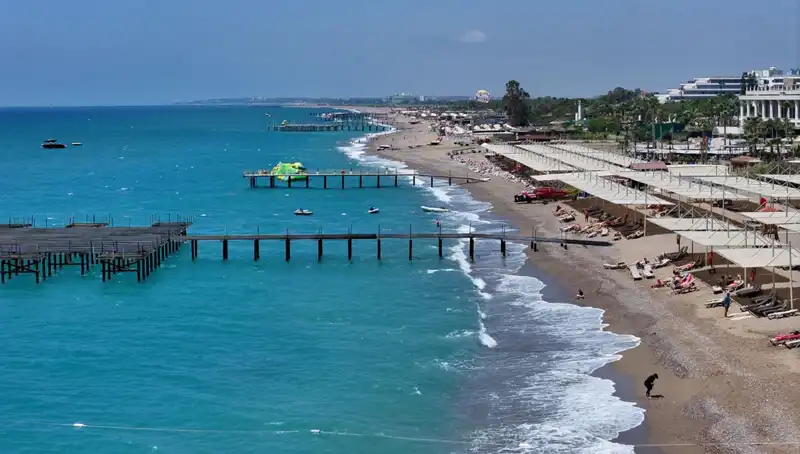 Antalya Sahillerinde Güneşli Hava: Tatilciler İçin Müjde!