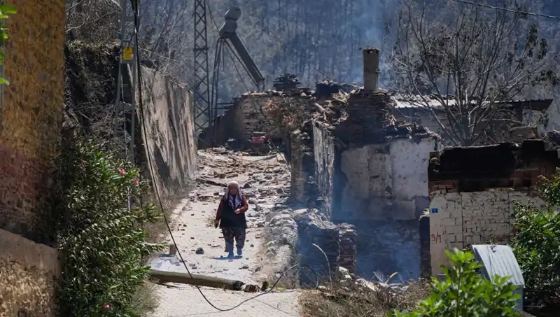 İzmir ve Bilecik'teki Yangınlar: 415 Bina Küle Döndü, Kayıplar Derin