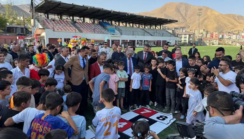 Hakkari'de Renkli Görüntülerle Anadolu Şenliği Coşkusu Zirveye Ulaştı