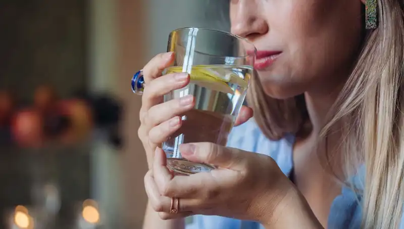 Aç Karnına 1 Litre Su İçmenin Sağlığa Etkileri: Her Sabah Yapmanın Faydası