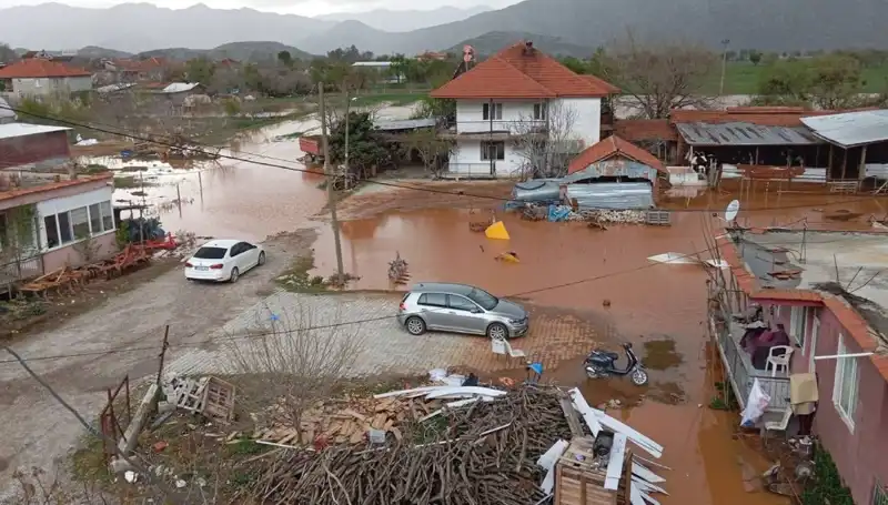 Burdur'da Yağmur Felaketi: Evler ve Ahırlar Sular Altında Kaldı