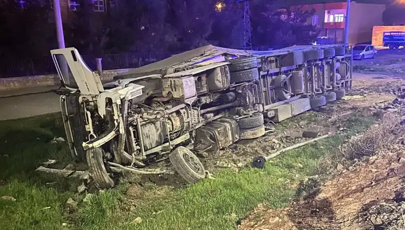TIR Devrildi: Yolda Korku Dolu Anlar, 6 Yaralı Var!