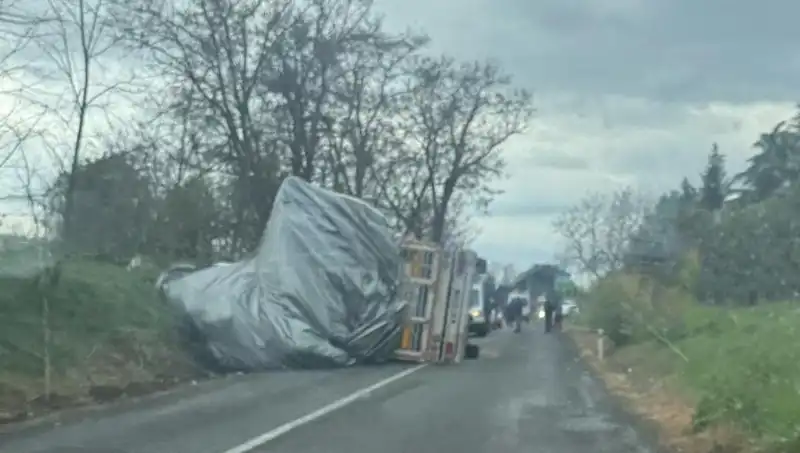 Tekirdağ'da Saman Yüklü TIR Devrildi: Kaza Sonrası Konuşulan Olay
