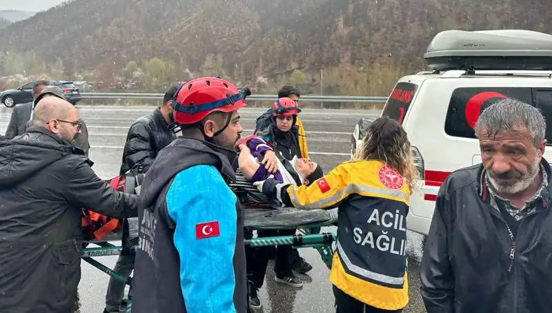 Son Dakika: Otomobil İstitinat Duvarına Çarparak 5 Kişiyi Yaraladı