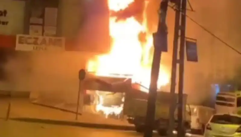 Başakşehir'deki İş Merkezinde Korkutan Yangın: Can Kaybı Yok