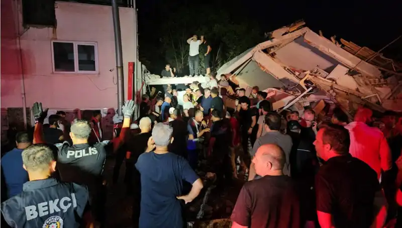 Balıkesir Sındırgı'da 6,1 Büyüklüğünde Deprem: 1 Ölü, 29 Yaralı