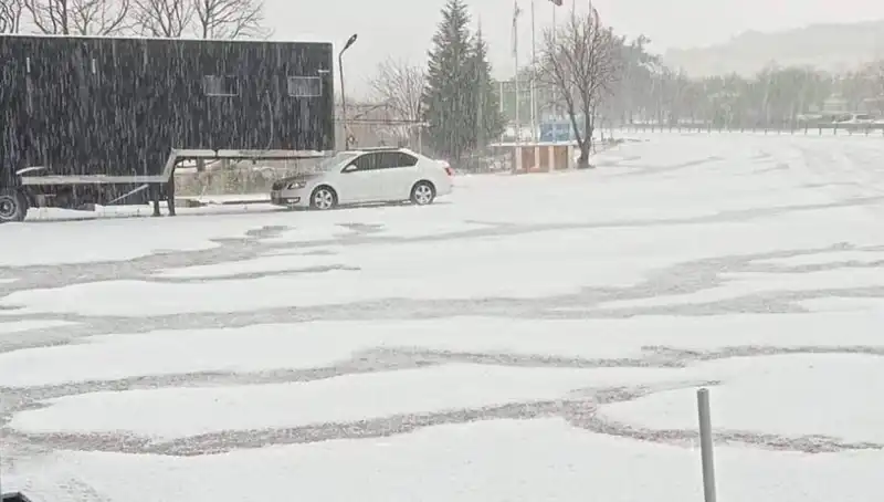 Tekirdağ’ı Beyaza Bürüyen Ceviz Büyüklüğünde Dolu Yağışı