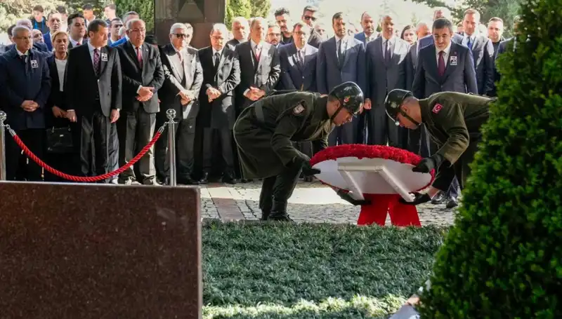 Turgut Özal: 8. Cumhurbaşkanı Mezarı Başında Anıldı, Anıları Yaşatıldı