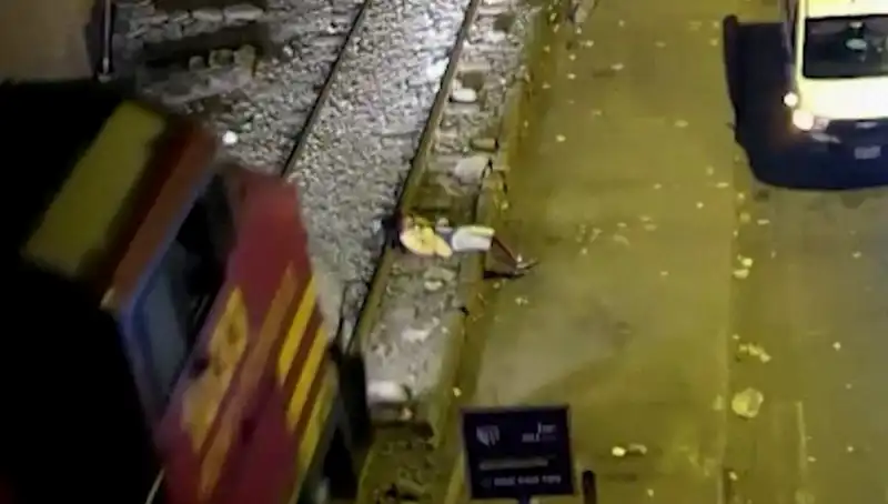 Mucize Kurtuluş: Tren Kazasından Saniyeler Sonra Yürüyen Yolcu