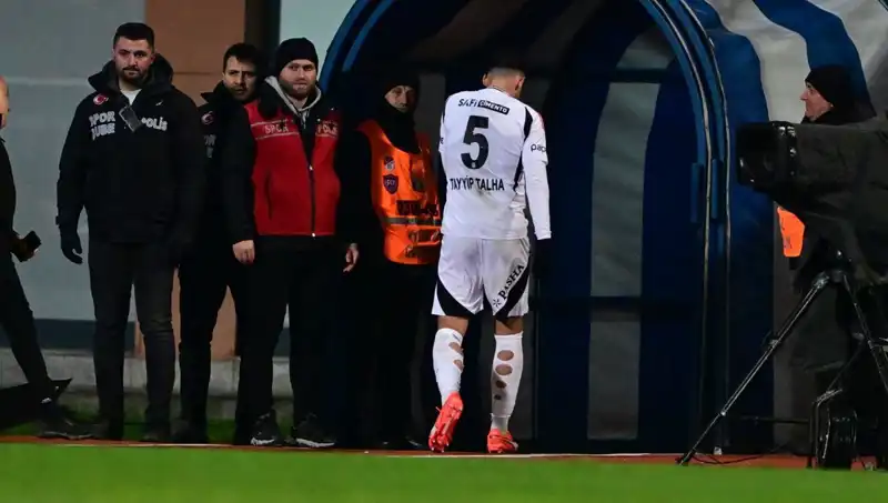 Üst Üste İki Kırmızı Kartla Gündeme Gelen Tayyip Talha, Beşiktaş'tan Özür Diledi