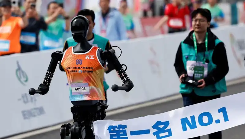 Çinli Robotların Maraton Yarışında İnsana Karşı Başarı Mücadelesi