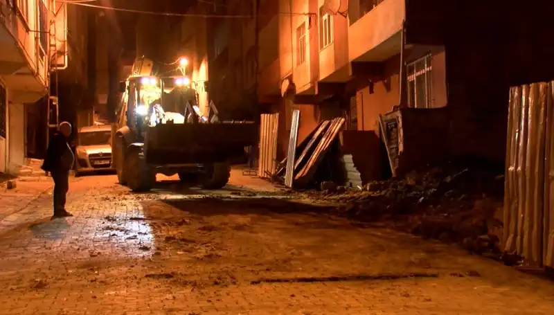 Bağcılar'da Yana Doğru Eğilen Bina Boşaltıldı: Nedenleri ve Riskleri