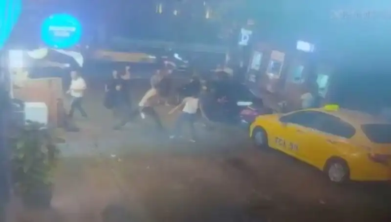 Beyoğlu'nda Laf Atma Kavgası: Sokaklarda Kan İzi Var