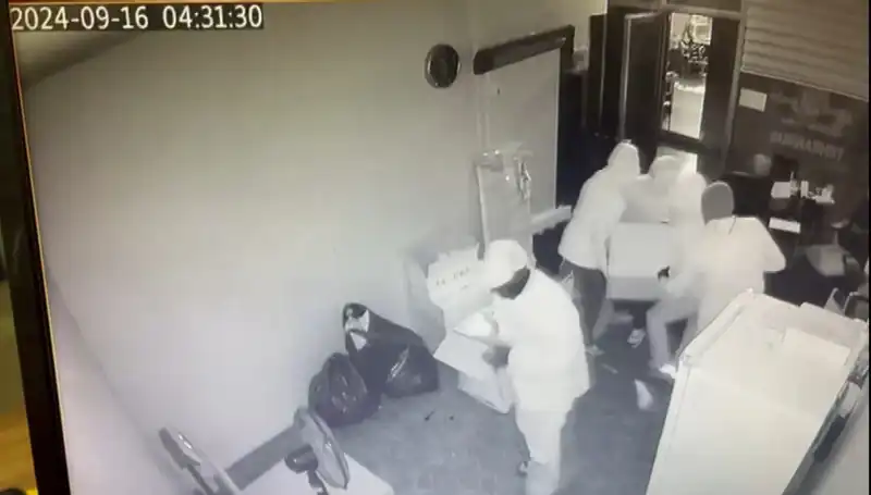 Kasa Açılmayınca Çaresiz Kalan Hırsızlar, İnanılmaz Yöntemle Eşyalarını Taşıdılar