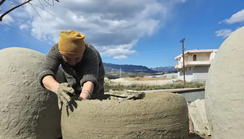 Hatay'da Kadınlar Killi Toprakla Sanat Yaratıyor: "Bu İş Zor Ama Keyifli"