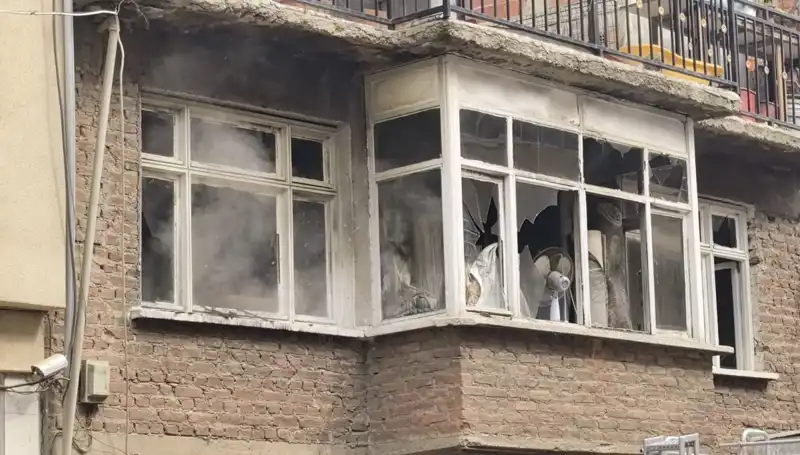 Bursa'da 2 Katlı Ev Yangınında Alevlerle Mücadele Başlıyor