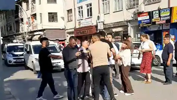 Gazinin Trafikte Darp Edilmesi: O Anlar Güvenlik Kamerasına Yansıdı