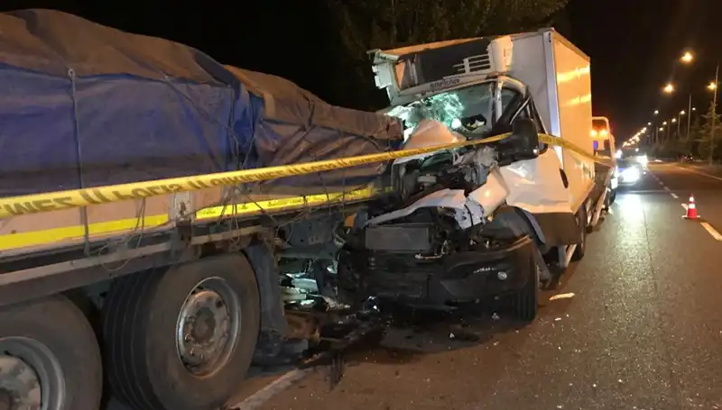 Park Halindeki Tıra Çarpan Kamyonette Şok Edici Kaza: 1 Ölü, 1 Yaralı