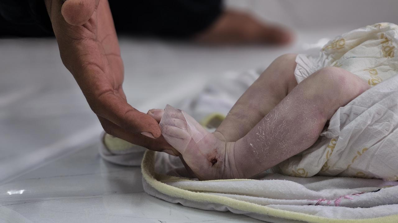 Gazze'de çadırlarda kalan aileler çocuklarını soğuktan korumak için nöbet tutuyor.
