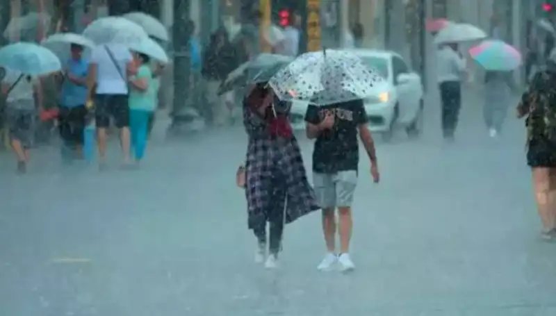 Meteoroloji Uyarıyor: Yangın Bölgesinde Şiddetli Rüzgar ve İstanbul'da Sağanak Yağış