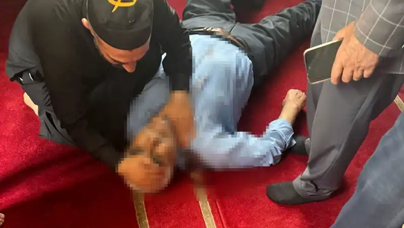 Camide Namaz Kılarken Dehşet Anları: Bıçaklı Saldırıya Uğradı
