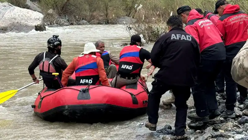 Zap Suyu Kenarında Üç Gün Mahsur Kalan Dört Kişi Kurtarıldı