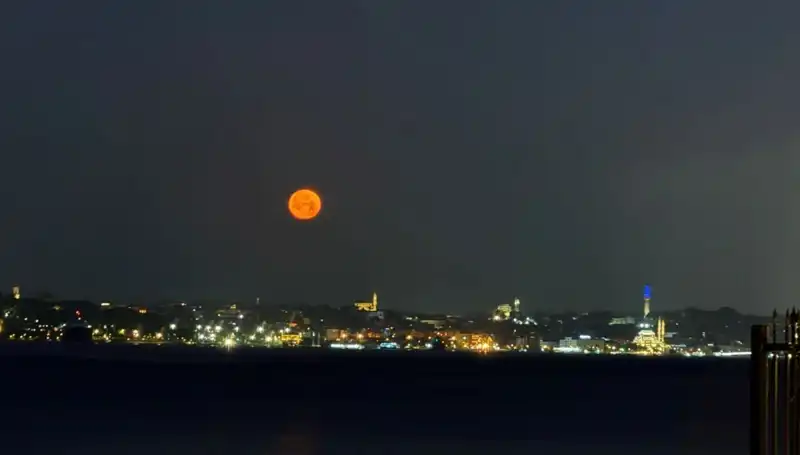 Çilek Dolunayı İstanbul'un Gece Cennetinde Büyüleyici Bir Manzara Yaratıyor