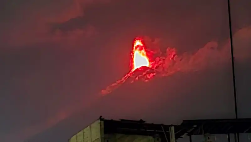 Fuego Yanardağı Patladı: 30 Bin Kişi Tahliye Edilmek Üzere Hazır