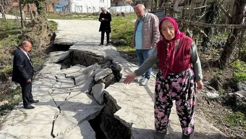 Diken Üstünde 130 Hane: Heyelan Mahalle Yolunu Sıktı ve Sorunları Beraberinde Getirdi