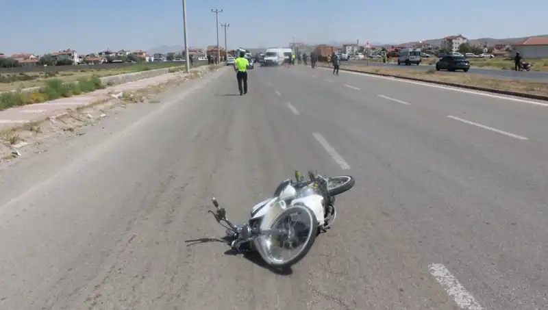 Dur İhtarı Sonrası Kaçan Araç, Polise Çarpınca Olaylar Karıştı!