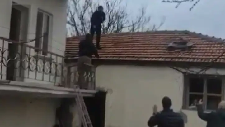 Polis Çatıda Kıstırdığı Şüpheli Direndi, O Anlar Tansiyonu Yükseltti!