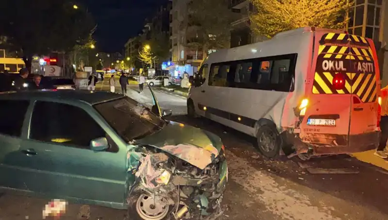 Otomobil Servis Minibüsüne Çarptı: 6 Yaralı, Kaza Anına Şahitler Tanıklık Etti