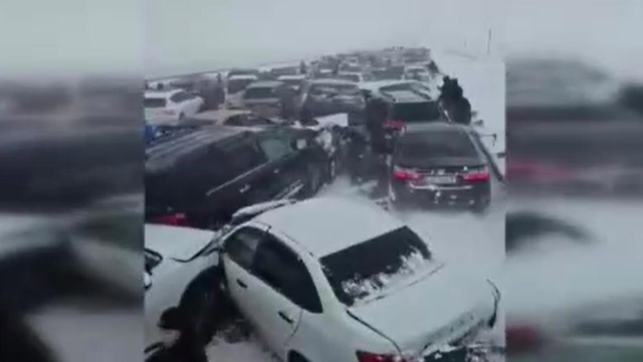 Kazakistan'da devrilen kamyonlar 95 araçlık zincirleme kaza öncüsü oldu
