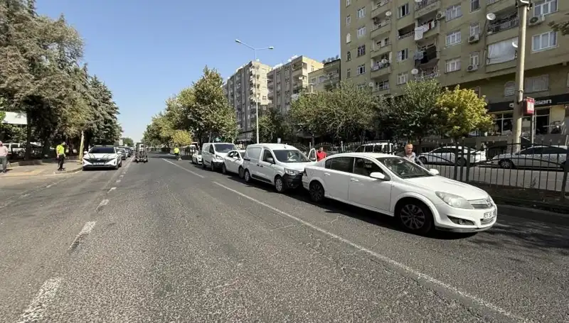 Diyarbakır'da Feci Kaza: 5 Araç Birbirine Girdi!