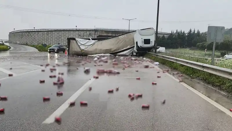 TIR Devrildi, Yoldaki Alkol Şişeleri Kaza Sonrası Saçıldı