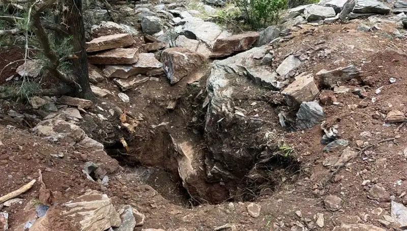 Eski Vali ve Emekli Albay, Define Ararken Çetenin İçinde Yakalandı!