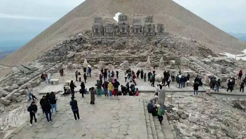 Bayram Tatilinde Nemrut Dağı'nda Yoğun Ziyaretçi Akını Gerçekleşti