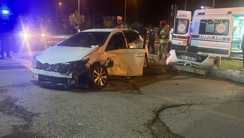 Pikap ve Otomobil Çarpıştı: Kaza Anı Kameralara Yansıdı