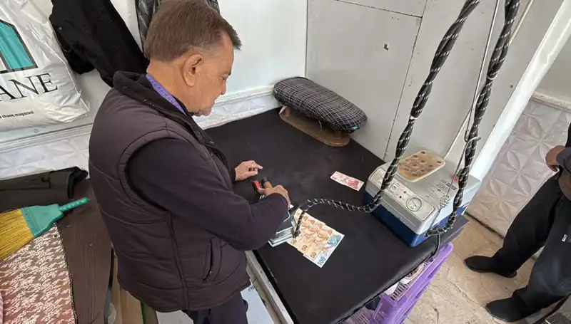 47 Yıllık Terzi Ahmet'ten İlginç Uygulama: Paraları Ütülüyor!