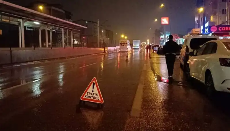 Bursa'da Gece Yarısı Trajik Kaza: Polise Kamyonet Çarptı