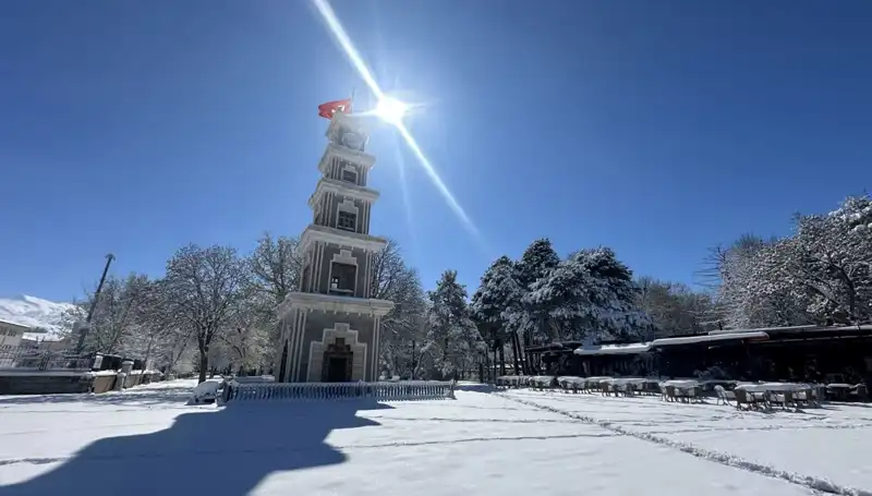Nisan Ayında Erzincan’a Yağdı: Kar Manzarası Şaşırttı