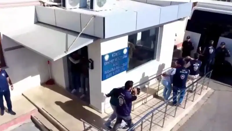 Türkiye'de 10 İlde Dev Dolandırıcılık Operasyonu: 13 Kişi Tutuklandı